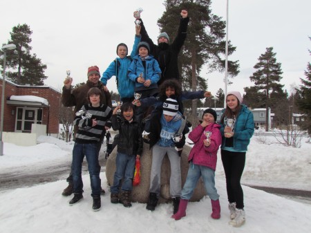 To fornøyde Bjølsen-lag feirer 1. - og 5.plass i OM for skolelag i mars 2011