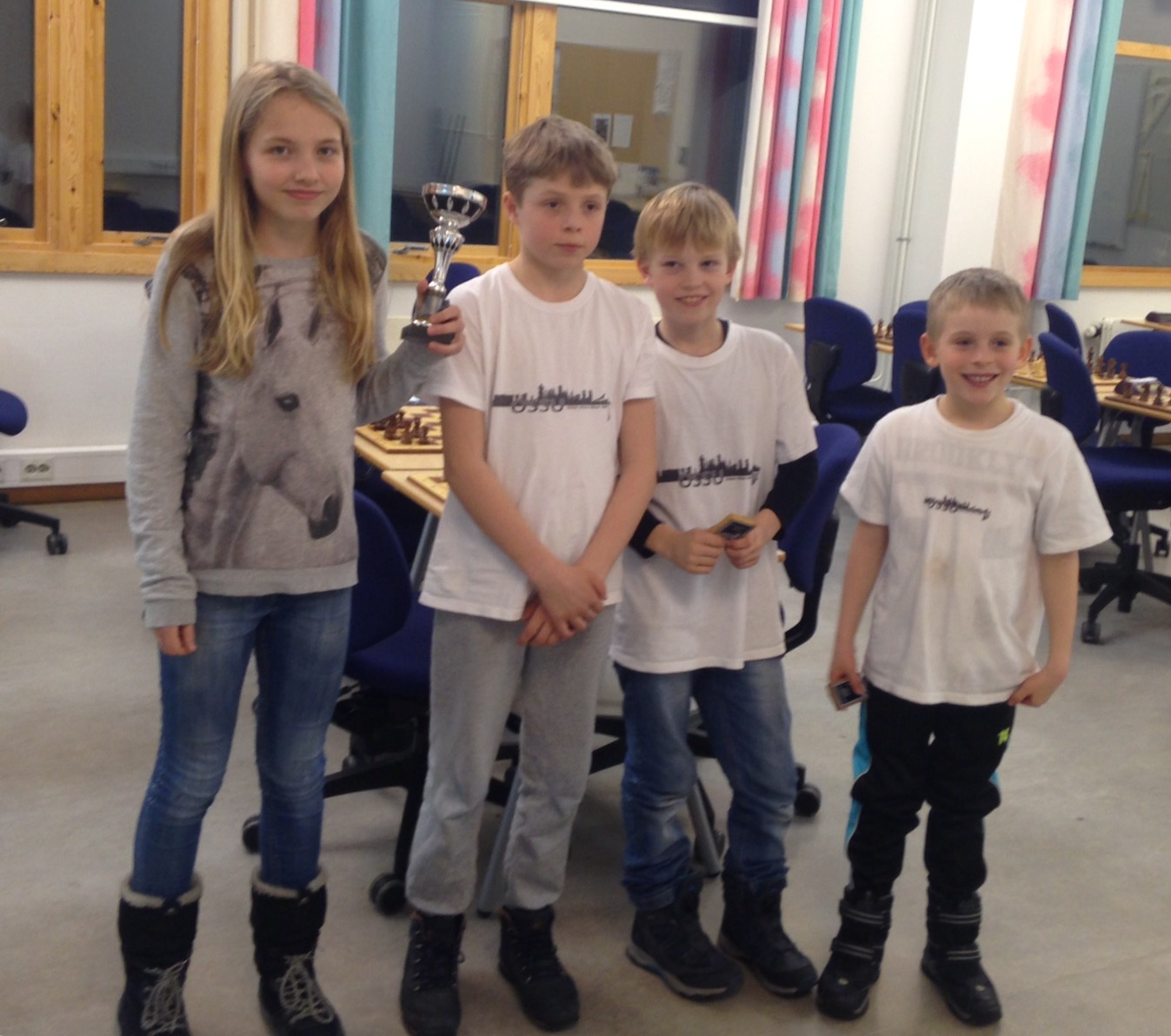 Gjengen som tok 3. plass i NM for barnelag i Alta 2015: Embla E. Grønn, Tim Wanvik, Ole-Christian B. Kran og Axel Tunsjø.
