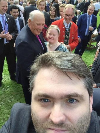 SELFIE: Hageselskap i Slottsparken og Bergens primus-motor sjakklærer tok selfie med kongen.